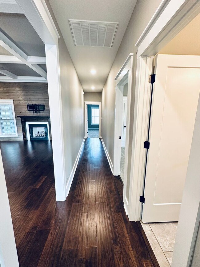Building Photo - Luxury Living in Live Oak Preserve