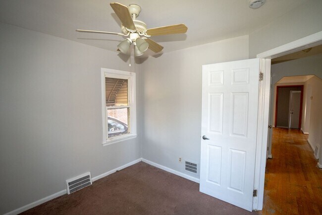 Building Photo - Update charming 3 bedroom bungalow