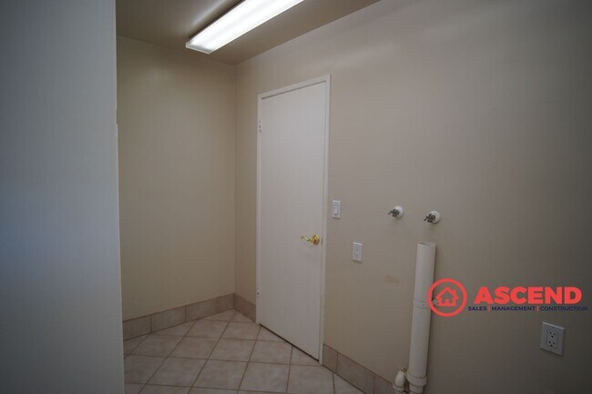 Building Photo - 3 Bed / 2 Bath Home on 2 Acres of Cattle L...