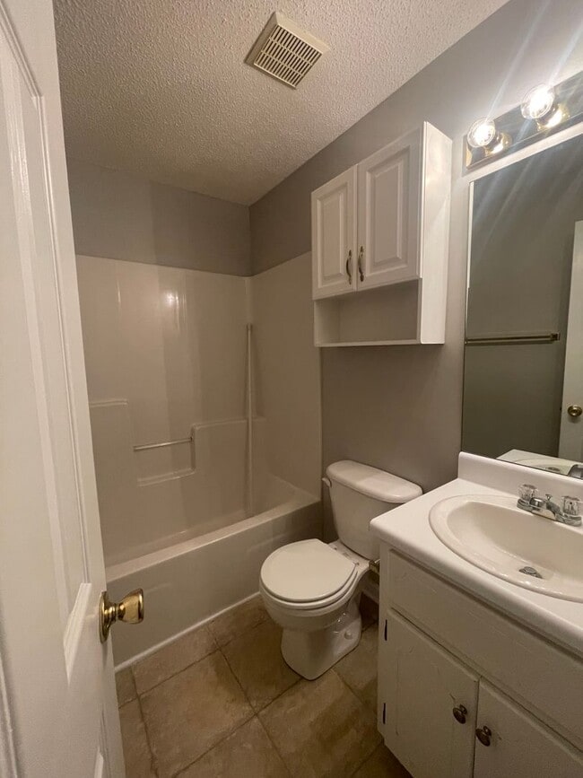 Building Photo - 152 Woodmere Dr