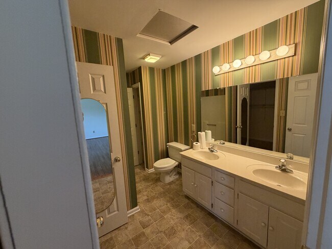Building Photo - 236 Meadow Oaks Dr