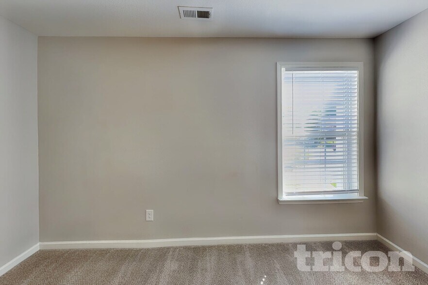 Building Photo - 807 Chastain Ave