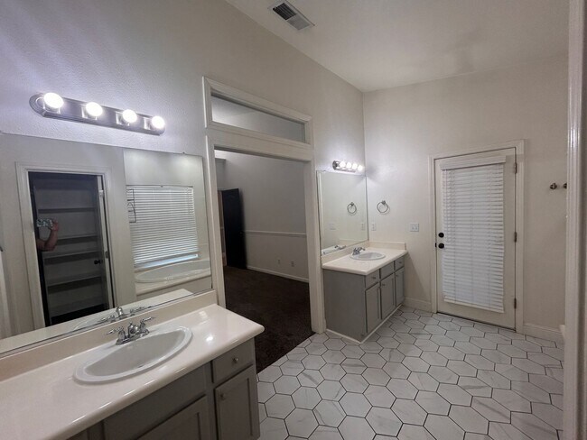 Building Photo - Designer living with extra solar panels in North Hanford.