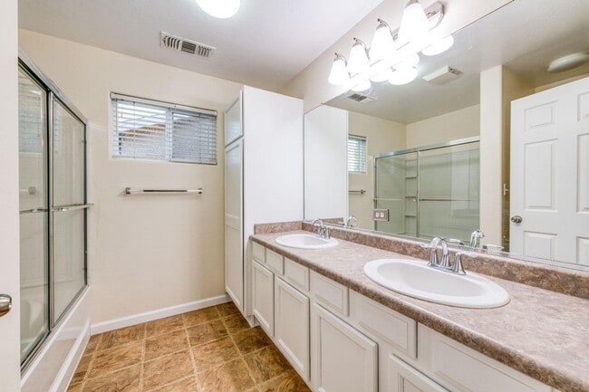 Building Photo - Clean and neat 4 bedroom, 2 bathroom single story in the Fancher Creek area 93727