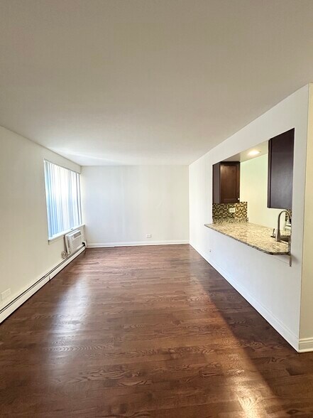 Building Photo - 3732 N Pine Grove Ave