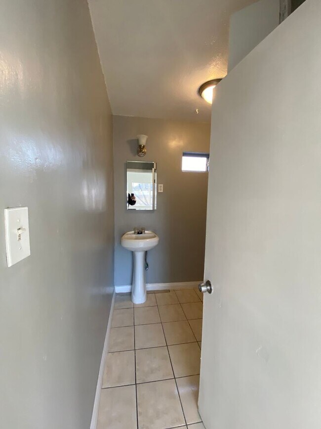 Building Photo - Hard to Find 1 BD 1 BA House with a 2 car garage and it's own yard.