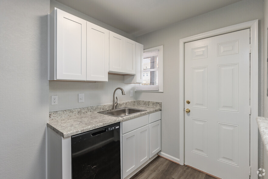 2BR, 1BA - 811SF - Kitchen - Seven Oaks Apartments