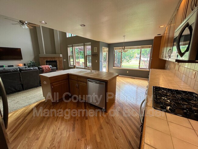Building Photo - 1445 S Larkspur Ct