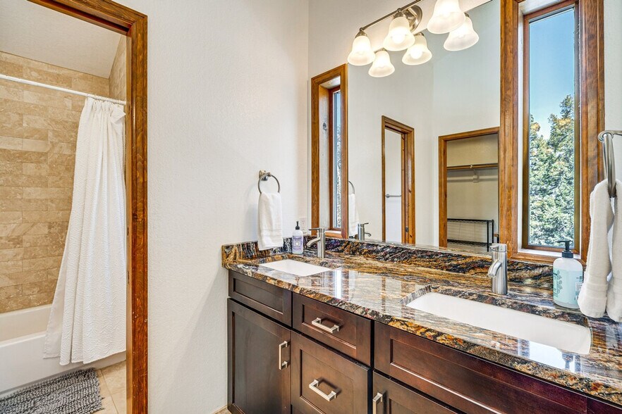 Building Photo - 320 E Gunnison Ave