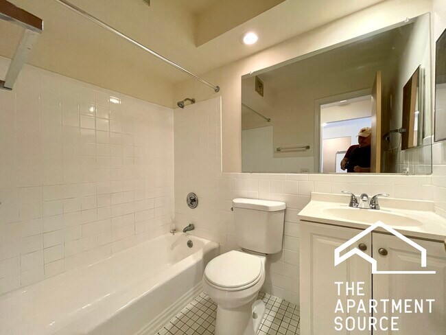 Building Photo - 6002 N Kenmore Ave