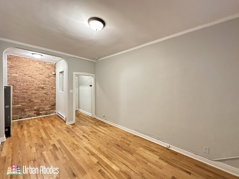 Building Photo - 515 W Melrose St