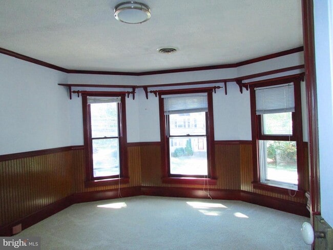 Building Photo - 611 E State St