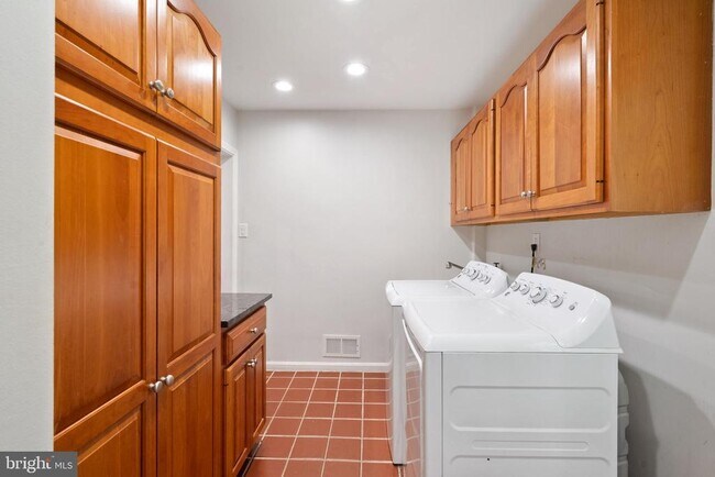 Building Photo - 7732 Canal Ct