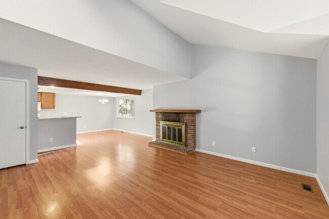 Building Photo - Charming 2BR/2.5BA Townhome in Deer Pointe Village! Beautiful Hardwood Floors Throughout Main Lev...
