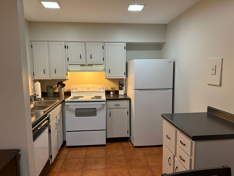 Building Photo - 3101 Colonial Way