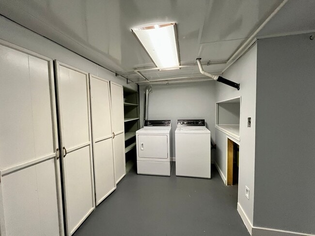 Building Photo - Dog friendly 2 bedroom home in town