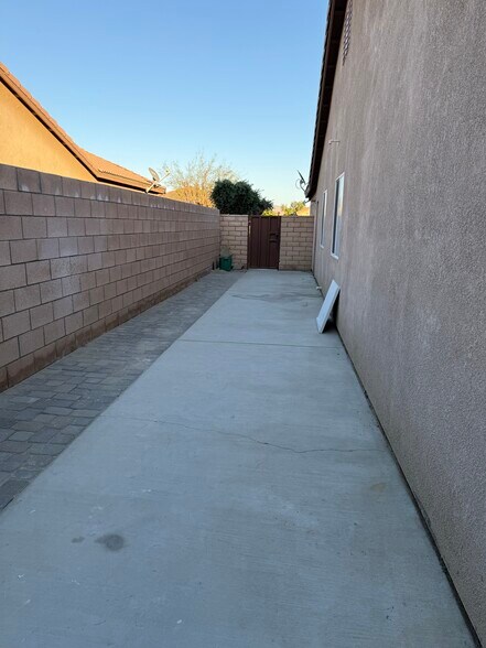 Entry way to back house - 48609 Camino Maya