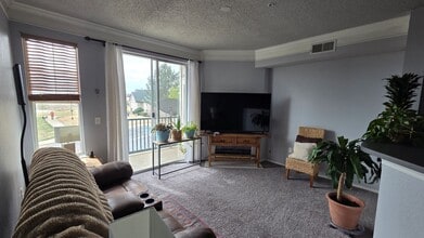 Building Photo - Lovely Two Bedroom Condo with Fire Place, W/D, garage, and tons of community extras! (Concord)