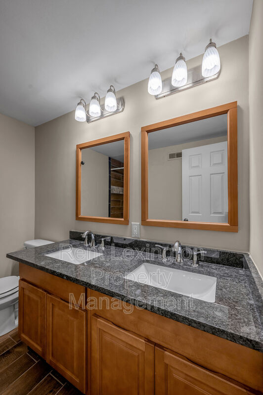 Building Photo - 833 Malabu Dr