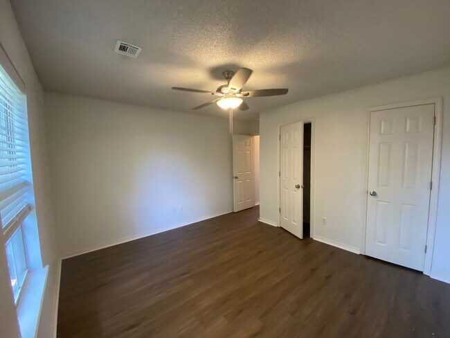 Building Photo - 3 Bedroom House Fayetteville AR- Pets Welcomed!