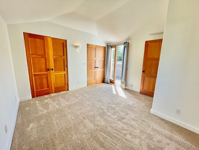 Building Photo - Spanish Style Downtown Townhome