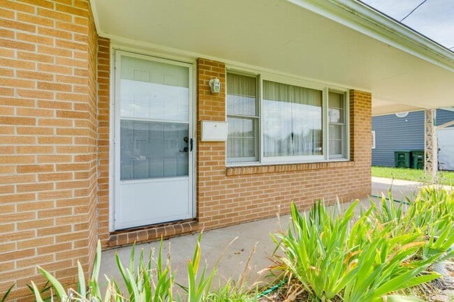 Building Photo - 607 Race St