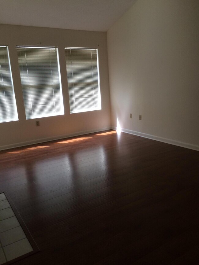 Building Photo - 125 Parkwood Dr