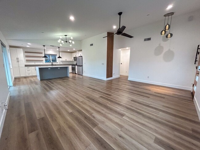 Building Photo - Live Comfortable in a Modern Paradise Home!