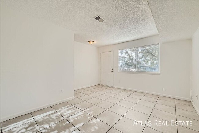 Building Photo - 904 Excalibur St