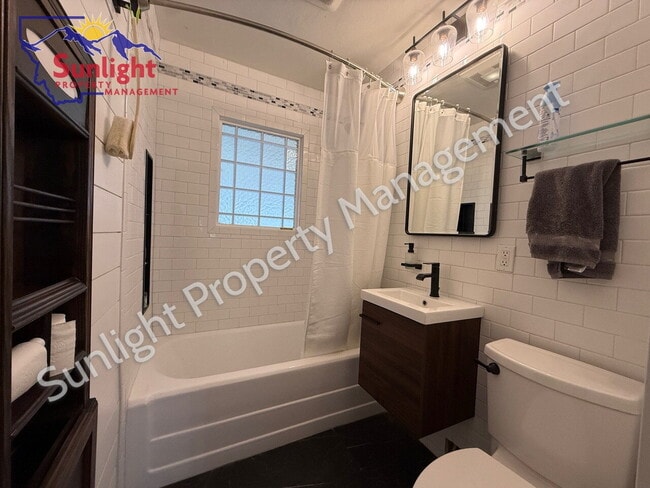 Building Photo - 15 Applewood Dr