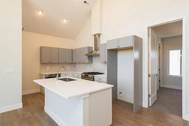 Building Photo - Modern 3 bed / 2.5 bed farmhouse townhome ...