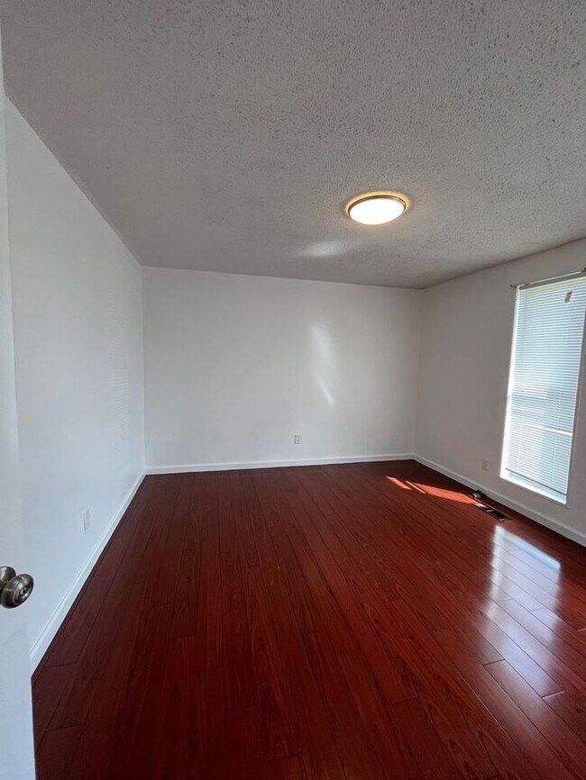 Building Photo - Beautifully renovated 3/1 home with 1,608 ...