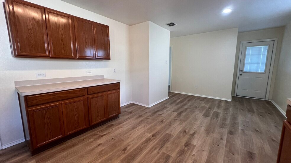 Building Photo - 8911 Valley River Dr