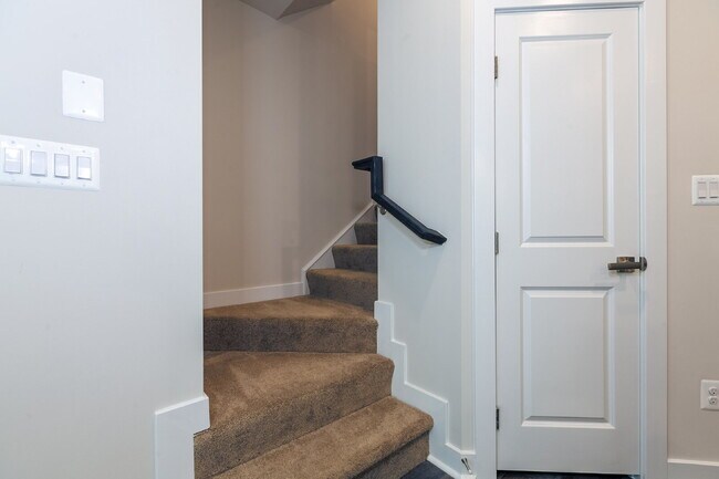 Building Photo - Elegant Townhome Living Near Herndon Conveniences