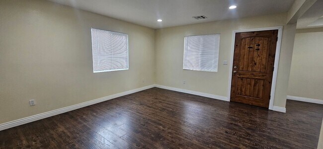 Building Photo - 75(611)