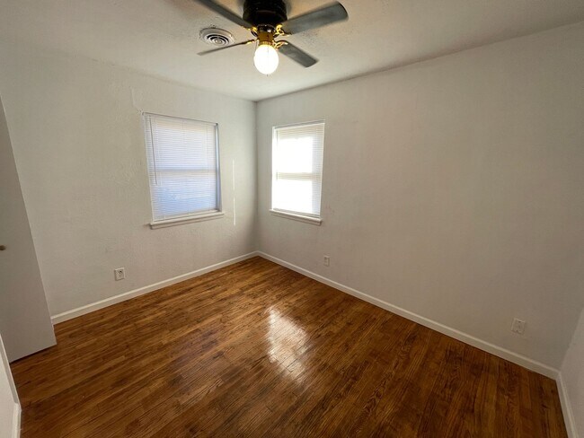 Building Photo - 4 bed 1.5 bath converted garage!