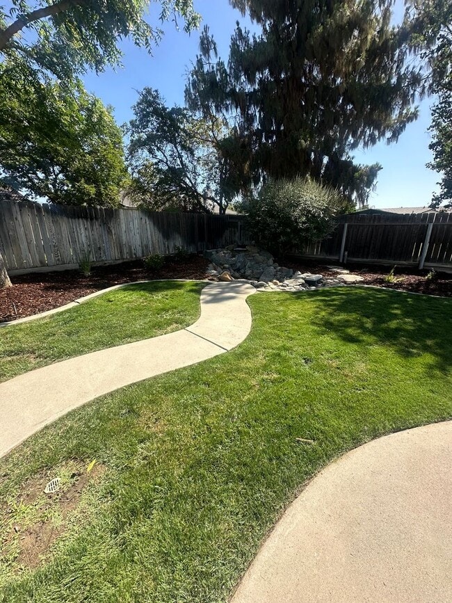 Building Photo - Remodeled 4 Bedroom 2 Bathroom in Stonecrest
