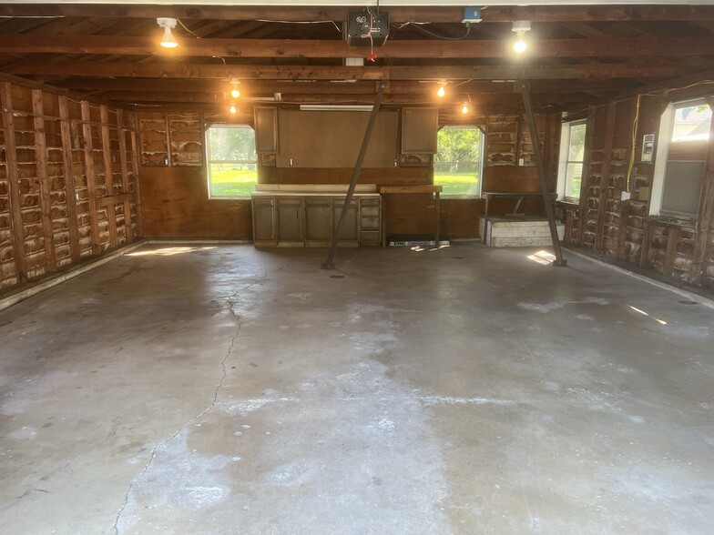 720 sq ft 2 + car garage w/engine hoist - 325 W Clay St