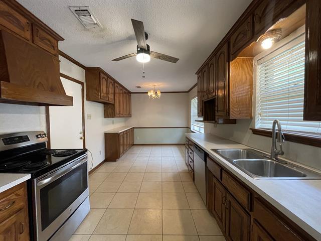 Building Photo - 705 White Oak Ln