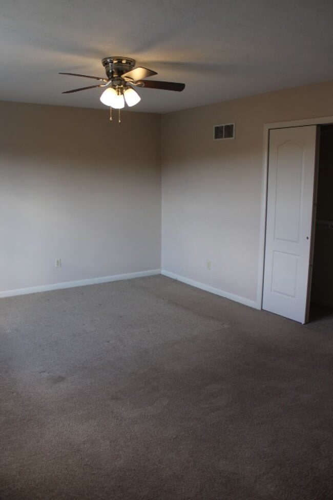 Building Photo - Move-In Ready 2BR Townhouse w/ Central AC & Off-Street Parking