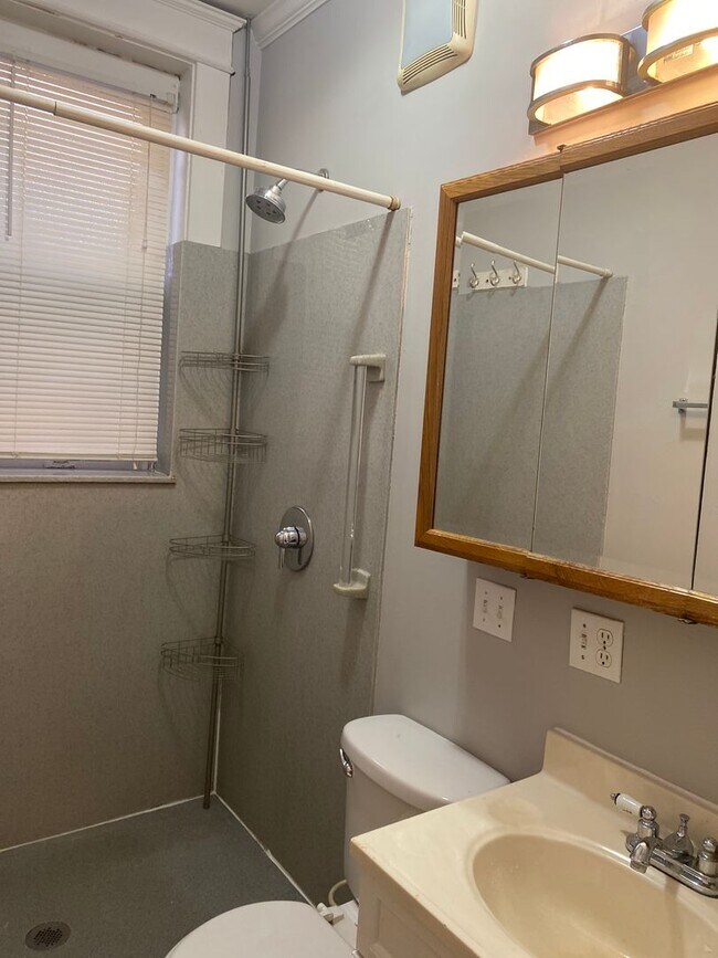 Building Photo - Two Bed/1Bath House