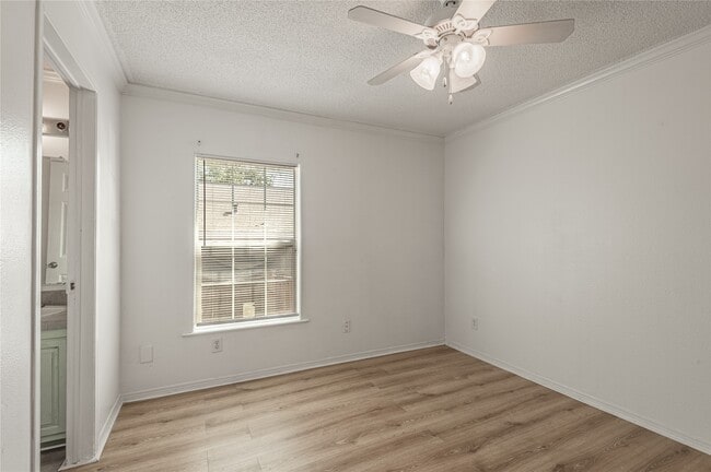 Building Photo - 112 Varsity Dr