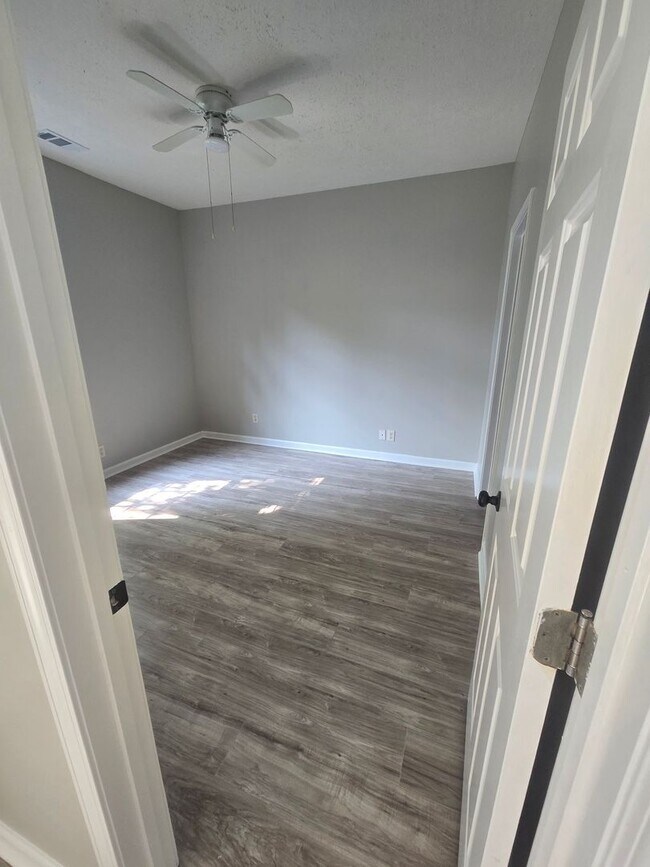 Building Photo - 504 River Oaks Dr