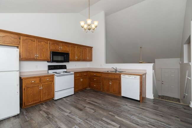 Building Photo - ****COMING SOON**** 3 Bedroom Townhome nea...