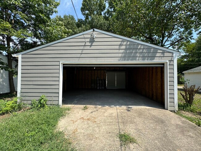 Building Photo - 951 N Bradley Ave