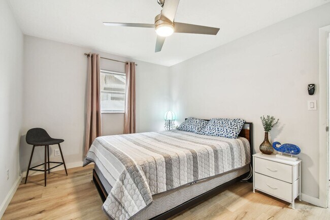 Building Photo - 2 Bedroom 2bathroom with Bonus Room in St....