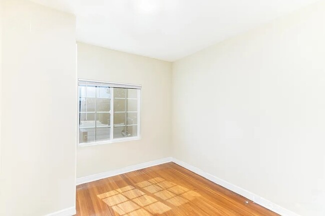 Building Photo - 2325 W 36th St