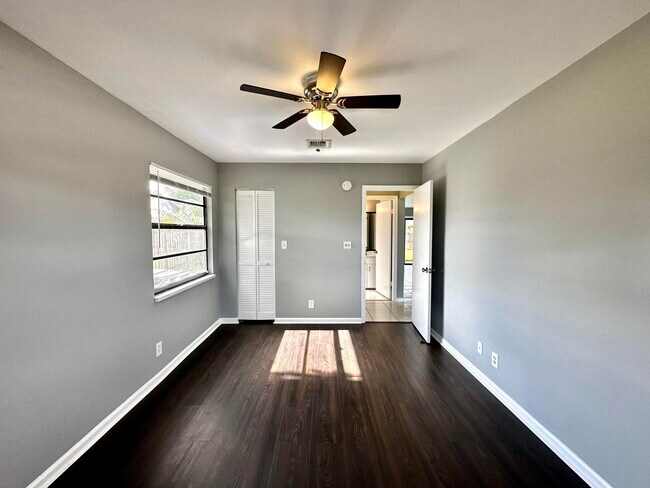 Building Photo - 947 Country Wood Ct