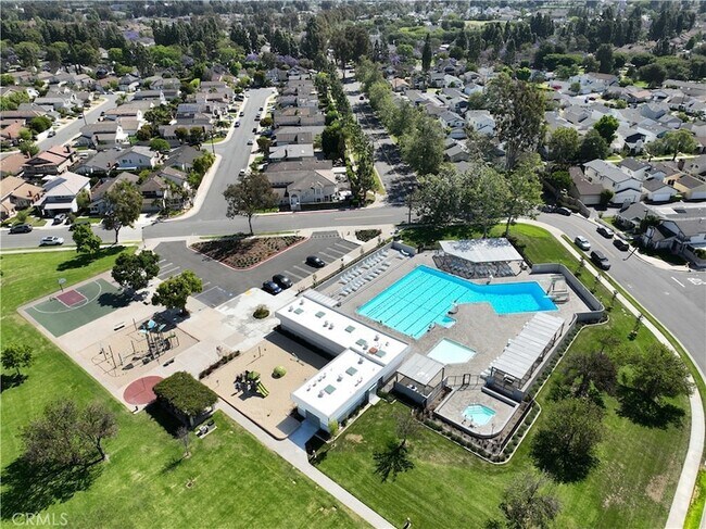 Building Photo - 11 Fairside