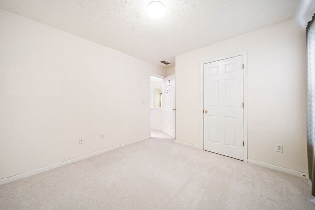 Building Photo - 740 Clairidge Ln SW